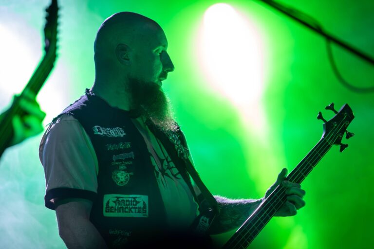 Malte plays bass guitar live